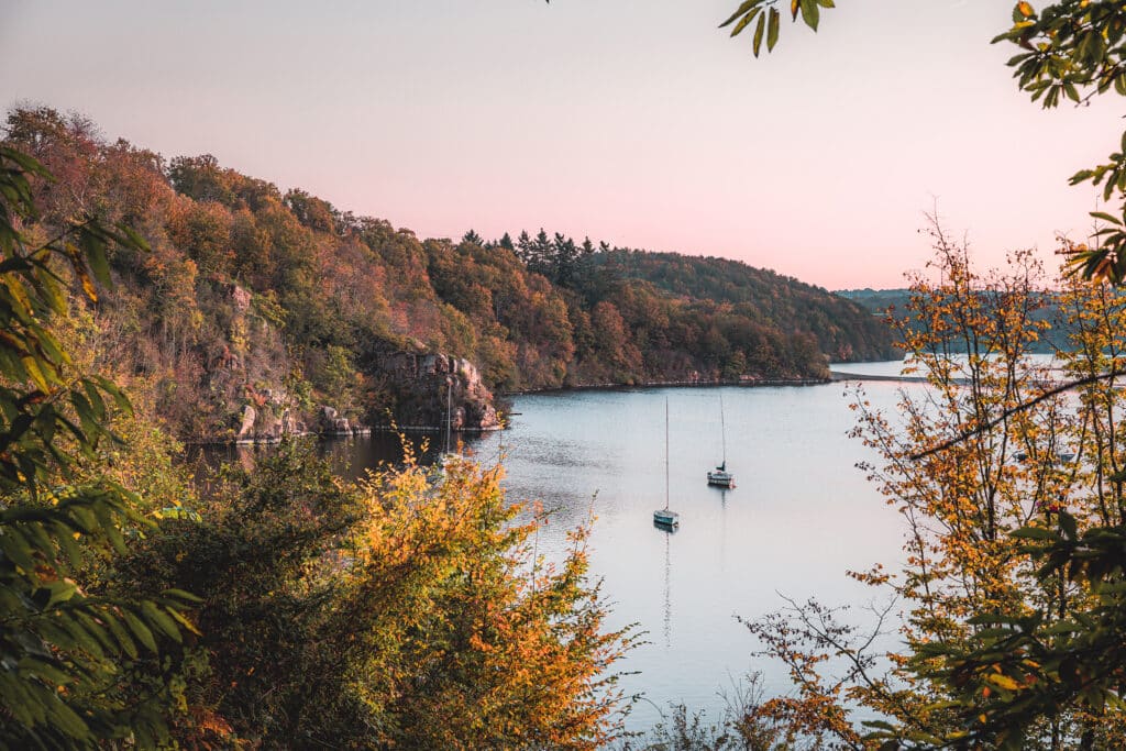 Paysage du lac d'Éguzon en automne