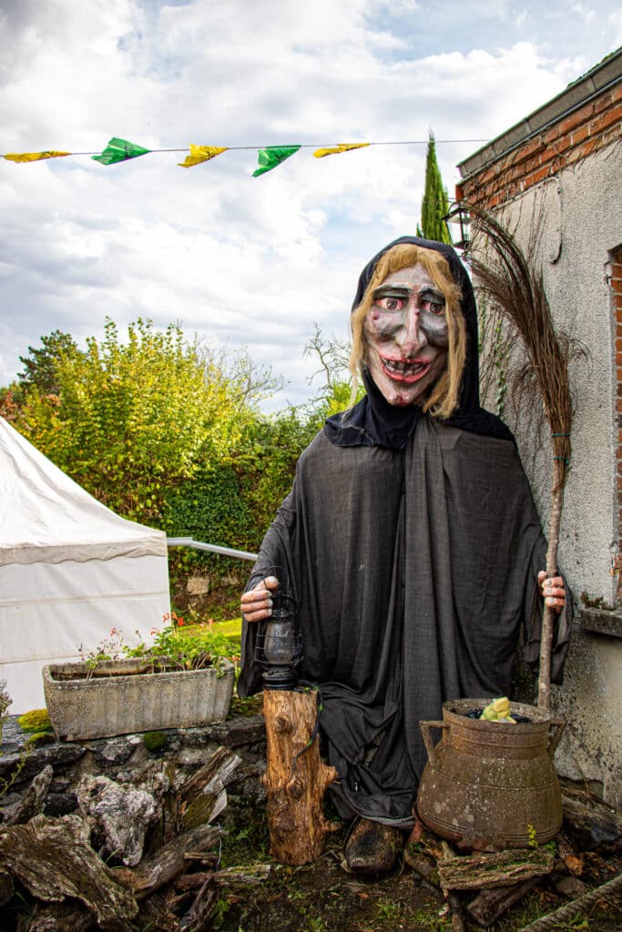 Effigie de sorcière exposée à l'entrée de la maison de la sorcellerie à Bonnu